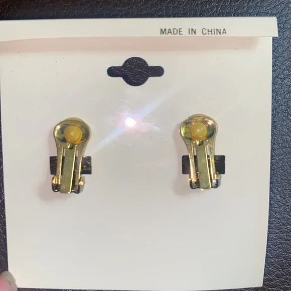 NWT Women’s Purple Fashion Jewelry Vintage Clip On - Picture 2 of 2